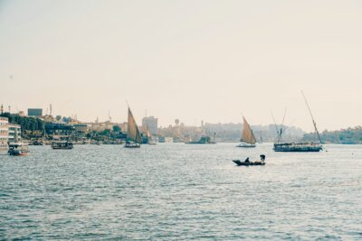 المراكب الشراعية  وسط مياه النيل