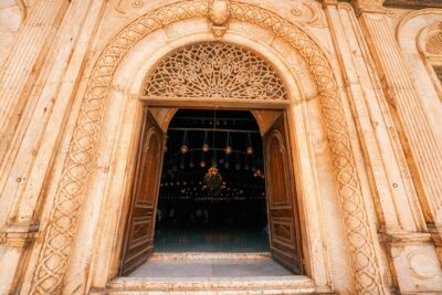 بوابة الدخول الي المسجد