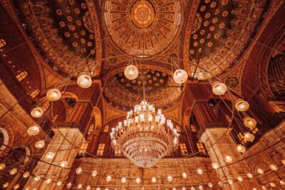 الأنوار المضيئة من احدى المساجد