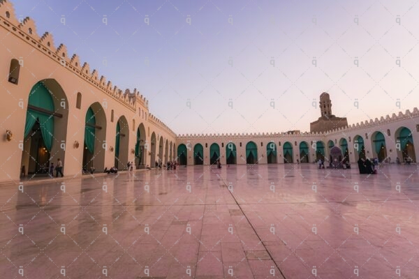 ساحة المسجد الواسعة