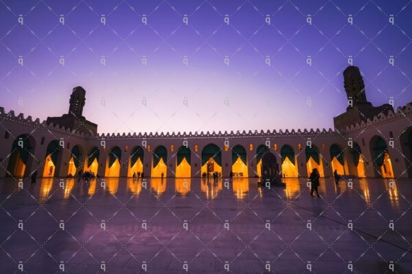 أضاءة المسجد تنعكس علي الساحة