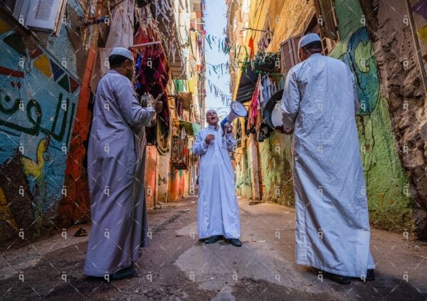 رجال يرتدون جلباب