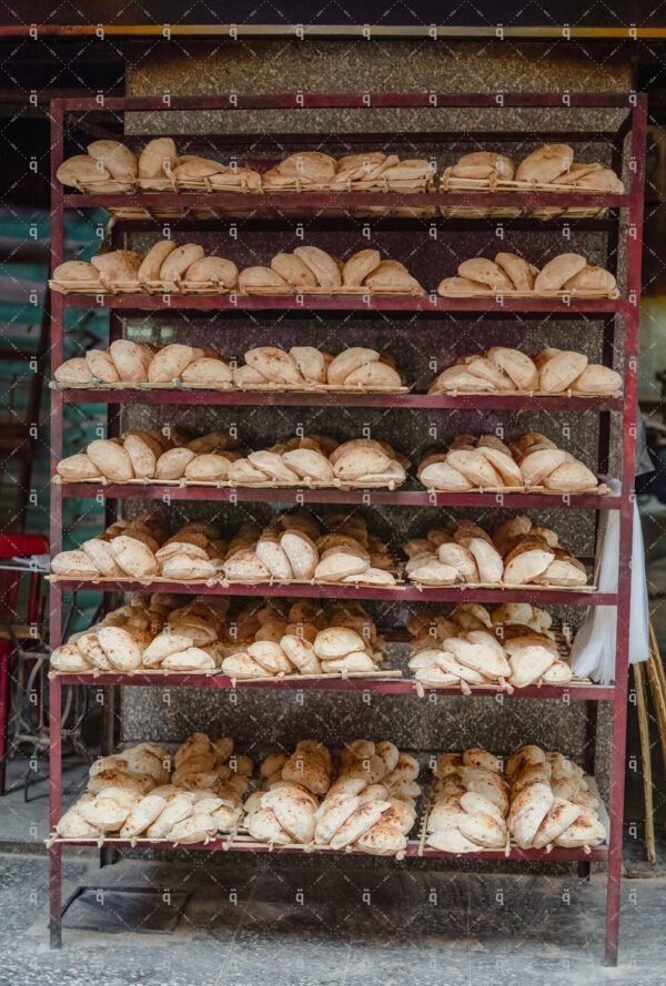 خبز من احد المتاجر